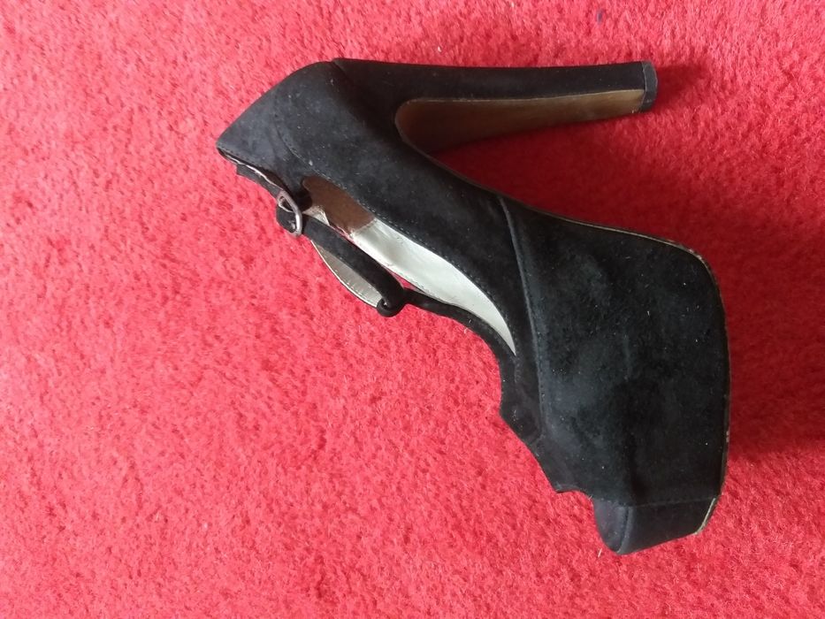 Sapato preto em camurça/peleaberto à frente,marca Iris,fabricado em PT