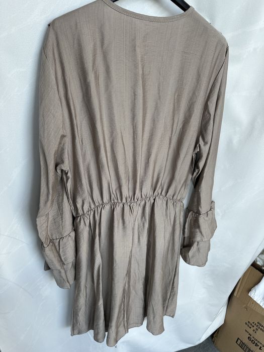 Nowa sukienka beżowa z falbankami rozm uniwersalny