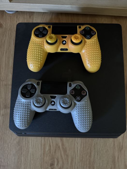 Playstation 4 + 2 comandos + FIFA 21