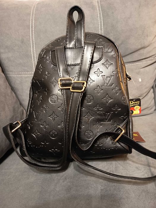 Czarny plecak z napisem Louis Vuitton  – stylowy i praktyczny