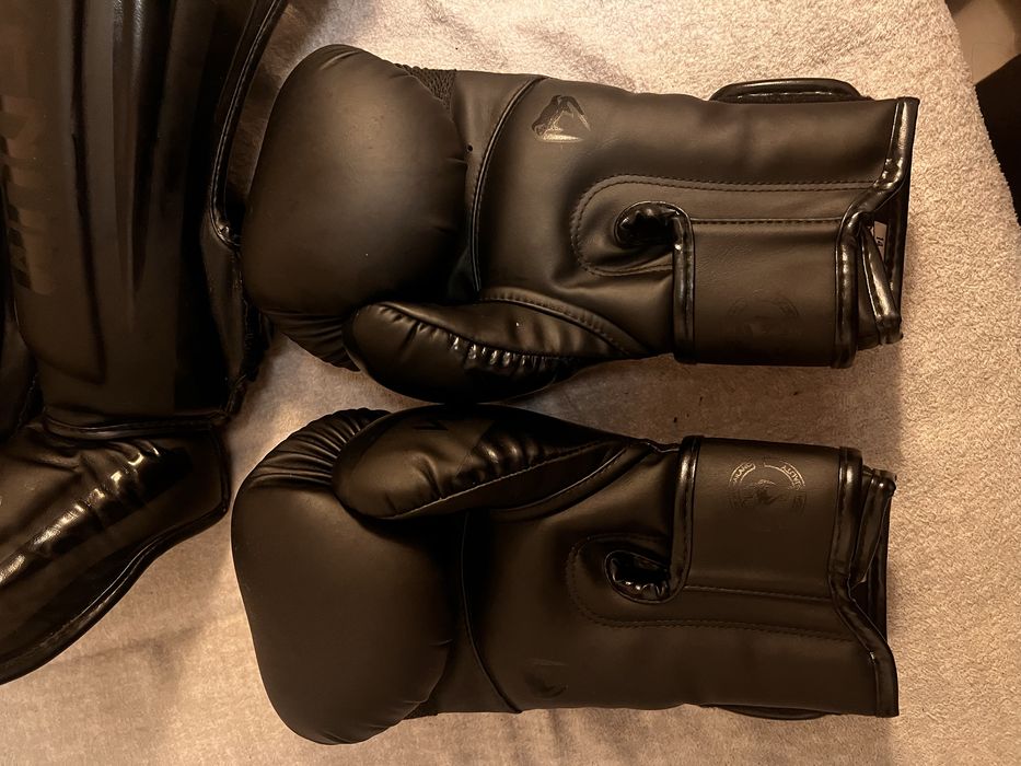 Caneleiras e Luvas | Venum Elite