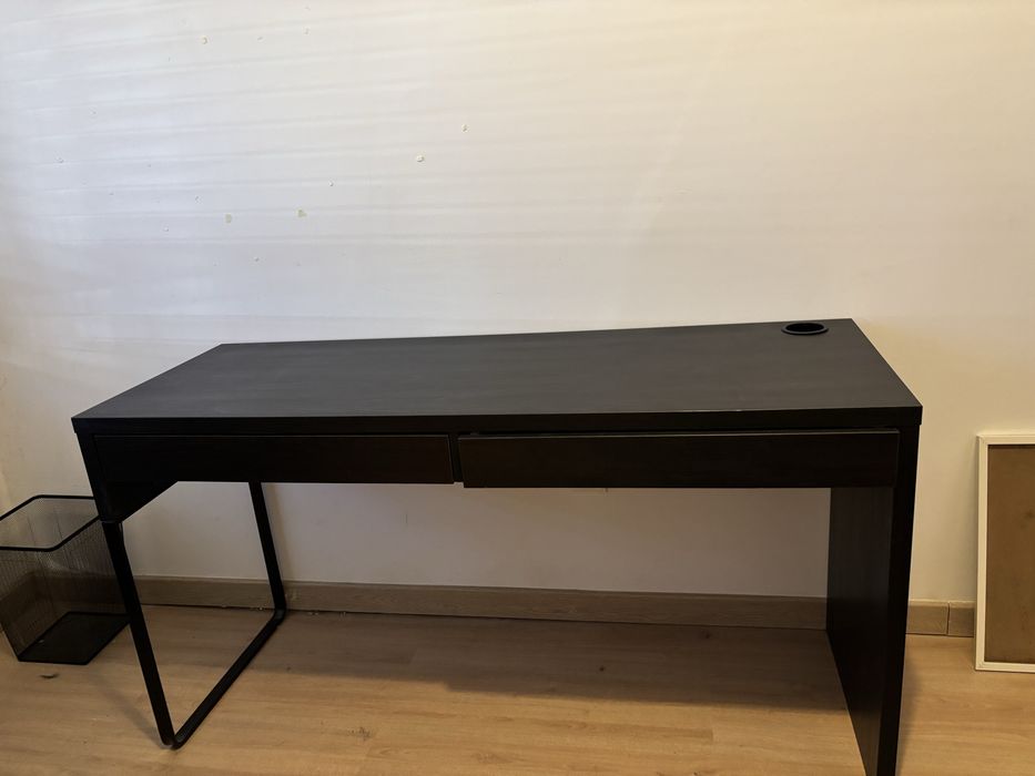Secretária em preto IKEA