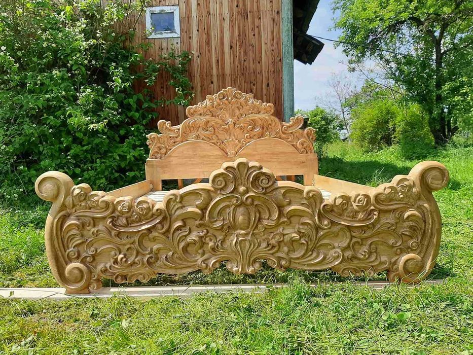 Продається  різьблене ліжко,тумбочки,комод  з масиву дерева,дуба.