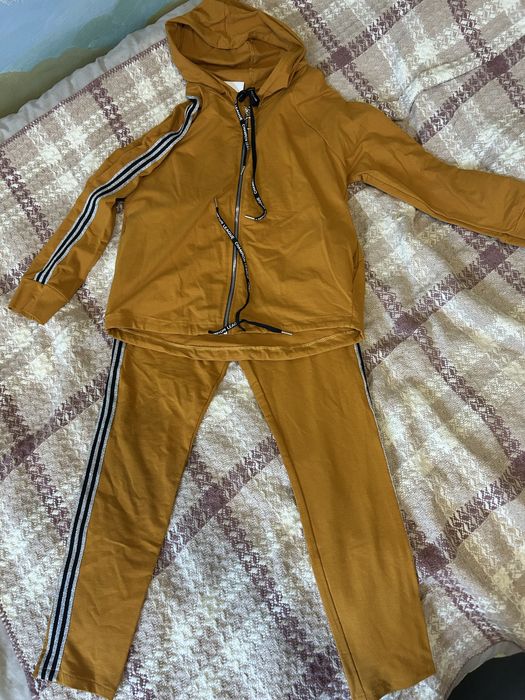 Костюм гірчичного кольору М