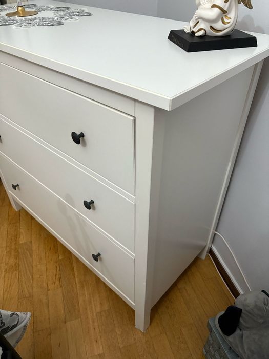 Cómoda e mesinhas de cabeceira brancas