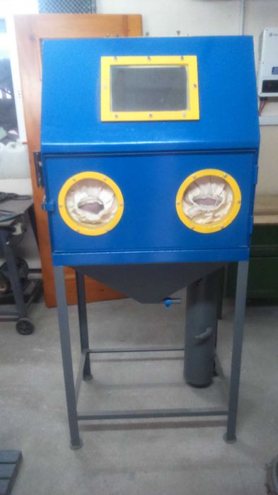 Piaskarka kabinowa , urządzenie do piaskowania wraz z odpylaczem.