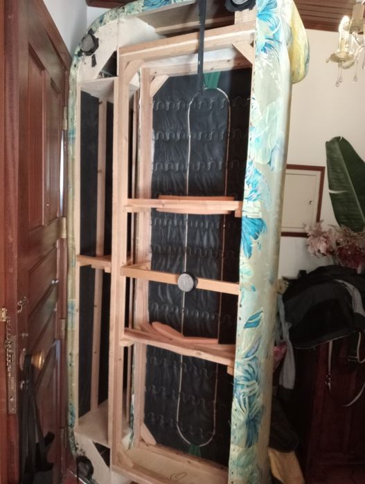 Sofá área com folhas de tabaco