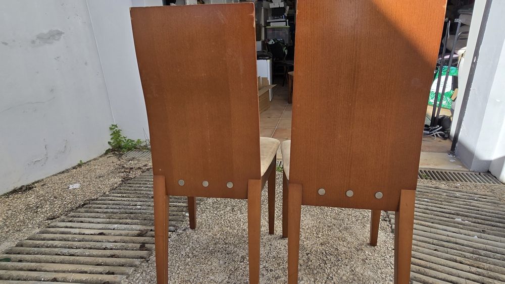2 Cadeiras em madeira maciça