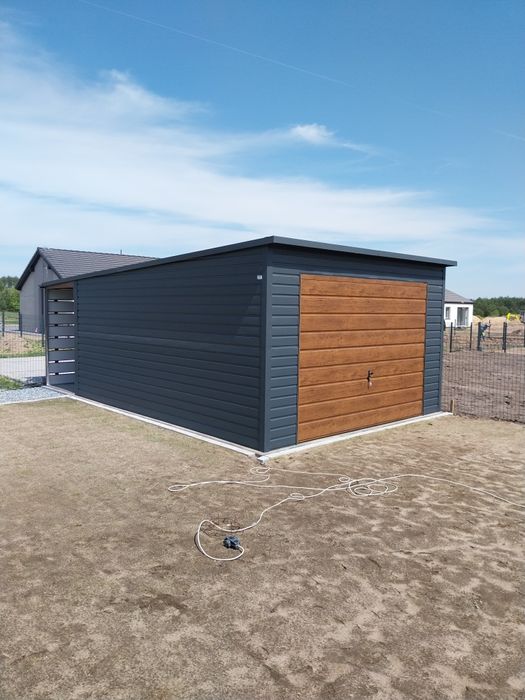 Garaż blaszany drewnopodobny nowoczesny styl