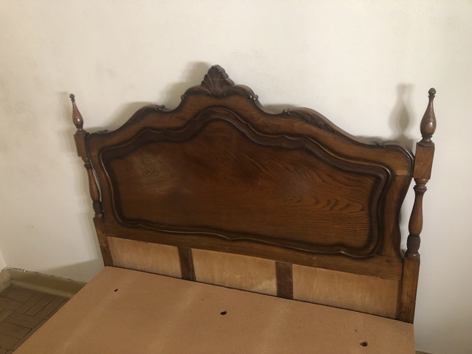 Cama em bom estado com esteado e Movel para arrumacao em bom estado