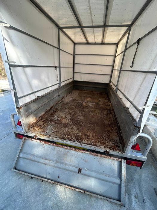 Reboque com toldo removível