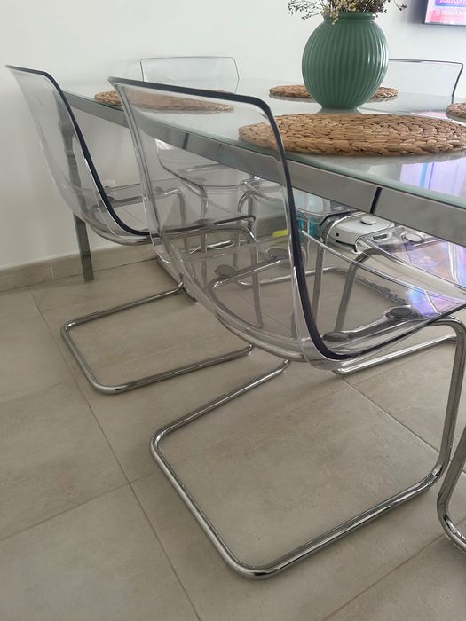 Mesa de vidro e seis cadeiras