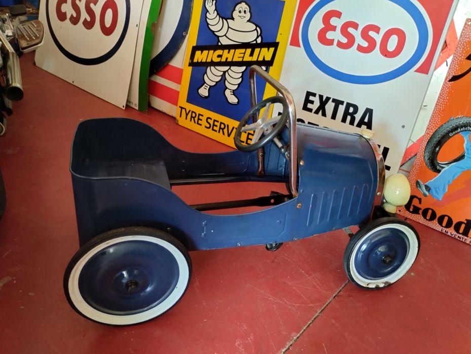 Carrinho a pedais antigo