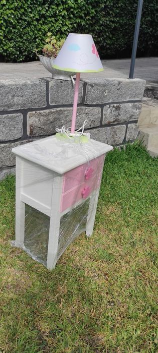 Mesa cabeceira + candeeiro + cadeira