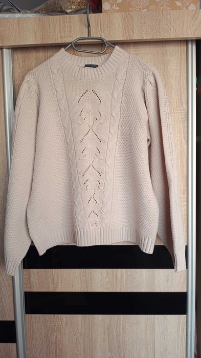 Piękny beżowy sweterek