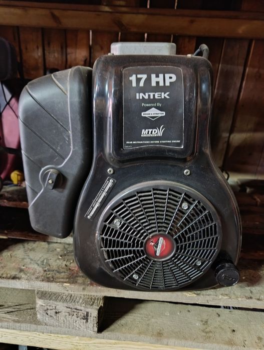 Silnik spalinowy Briggs & Stratton 17 km pompa oleju kosiarka traktorek