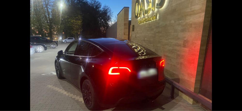 Тесла Y, 82 квт, полный привод.