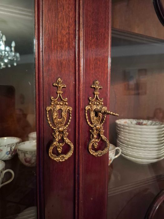 Móvel de Canto de Mogno