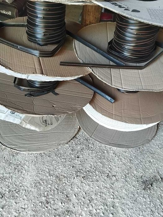 Rolos com restos de fita de rega