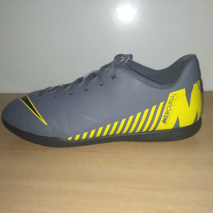 Buty piłkarskie halowe NIKE Mercurial Vapor 12 Club Ic roz.eu-38.5