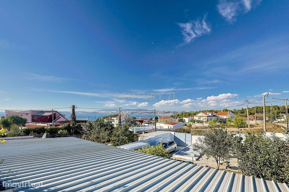 Terreno com Casa de Madeira e Vista Panorâmica em Quinta da Raposeira,