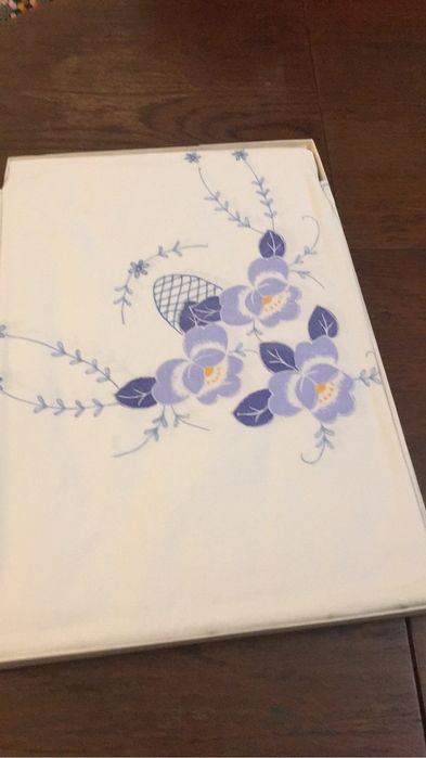 Maravilhosa  toalha nova ainda na caixa  bordada com arte aplicada