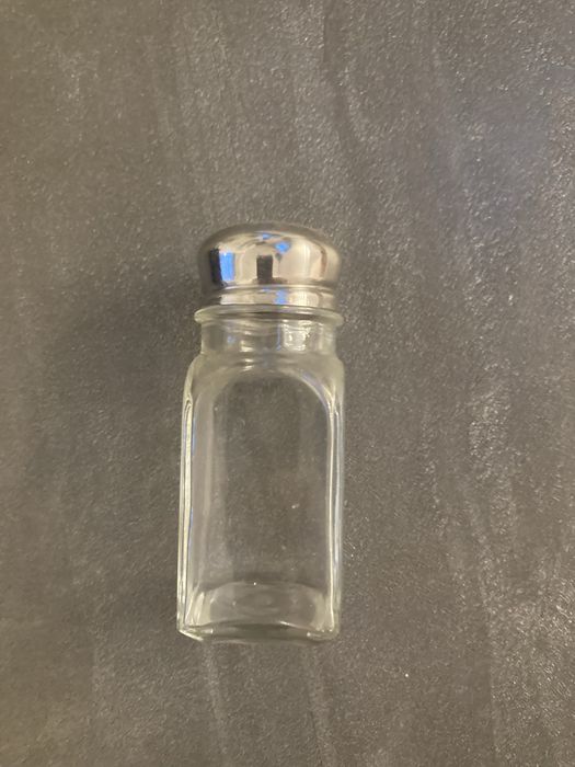 Solniczka szklana szkło z metalowym sitkiem nowa