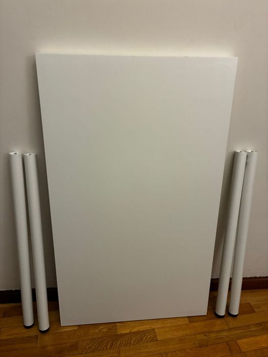 Móveis Ikea - estante de metal, mesa escrivaninha, candeeiro de mesa