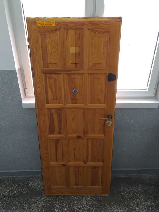 Sprzedam drzwi wejściowe.