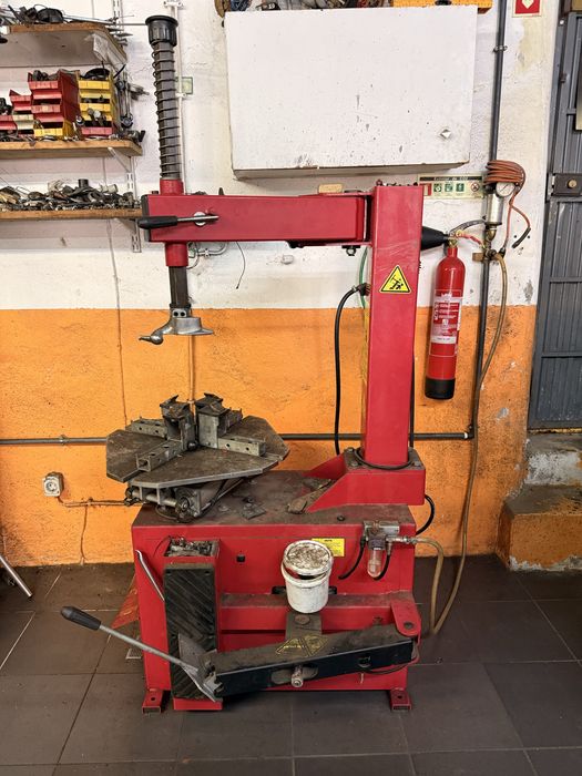 Maquina de montar e desmontar pneus