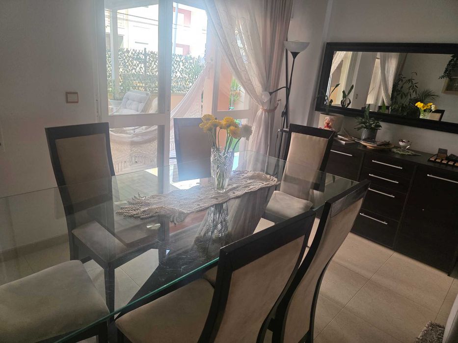 Mesa com 6 cadeiras + aparador