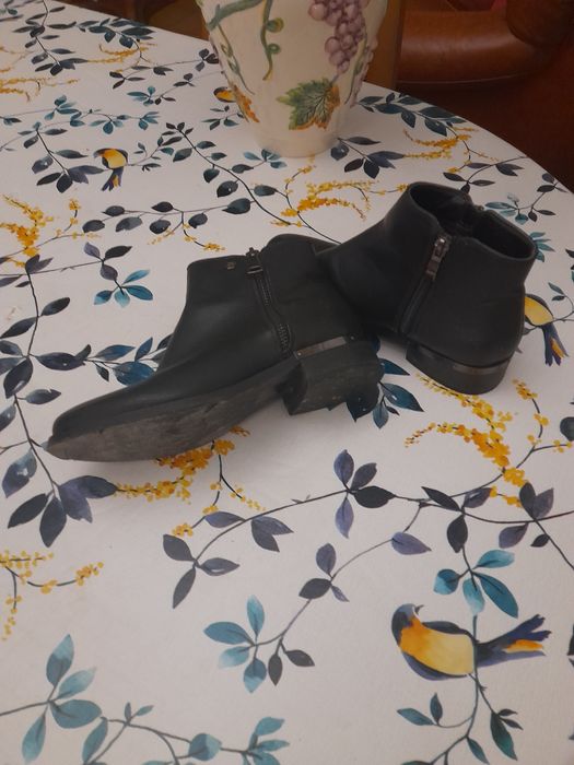 Botins pretos em pele seaside