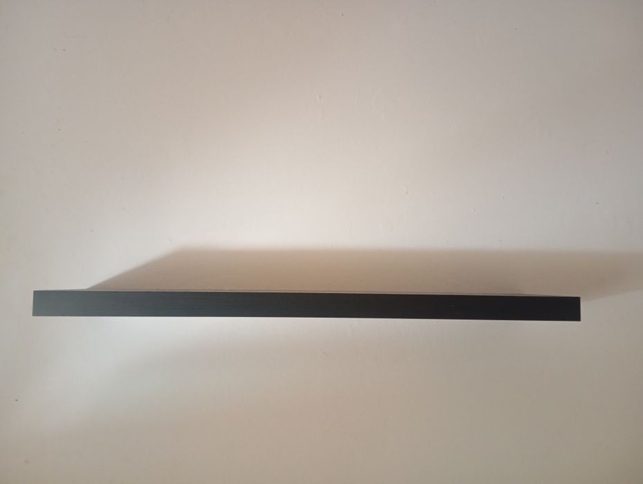 Prateleira preta Aki