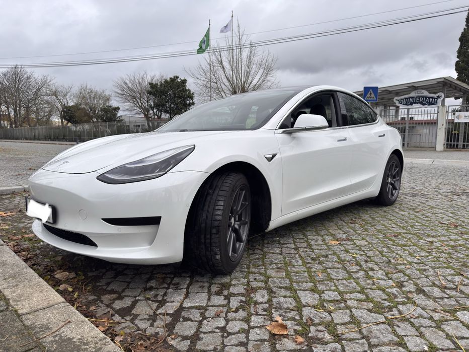 Tesla Model 3 SR+