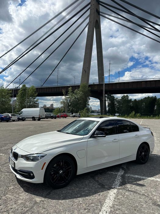 Продаю BMW 330e 2017р
