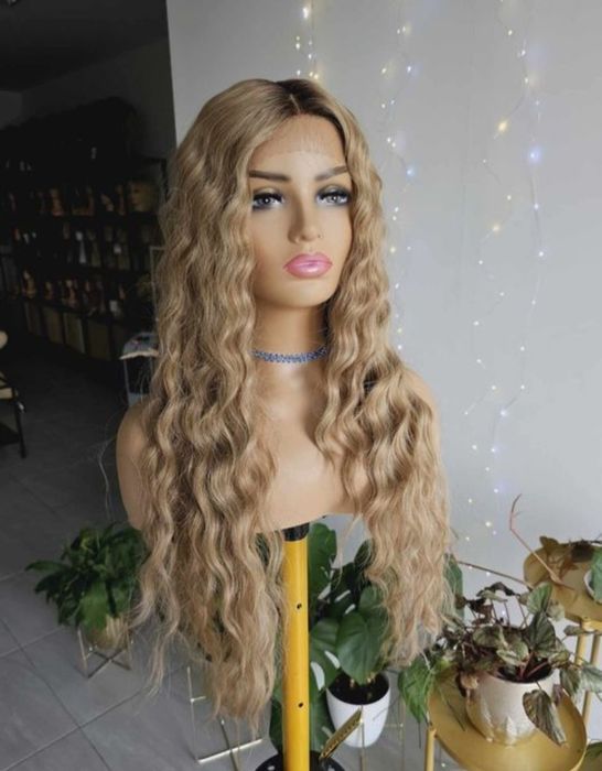 Długa peruka fale Kaja ciemny blond z odrostem lacefront