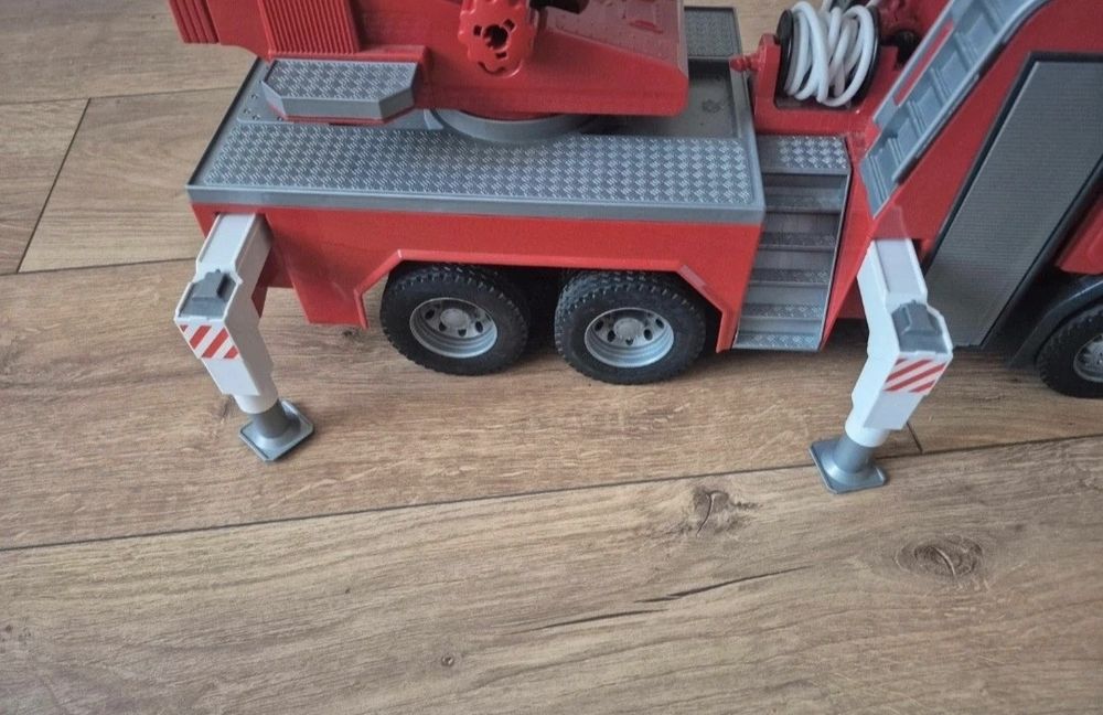 Bruder wóz strażacki ciężarowy Scania