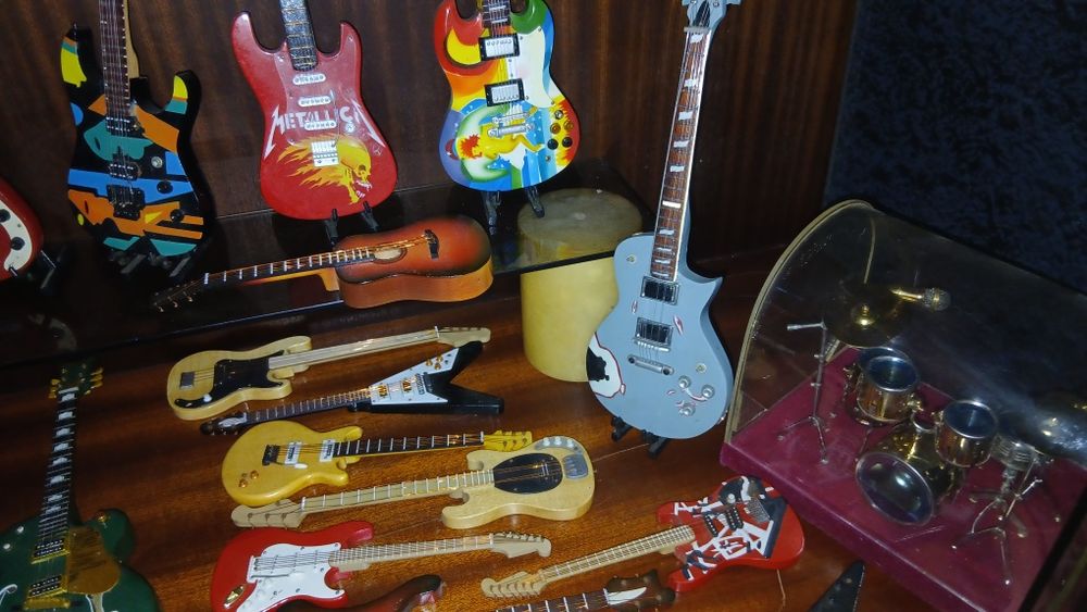 Colecao 30 guitarra minitura por 260 €