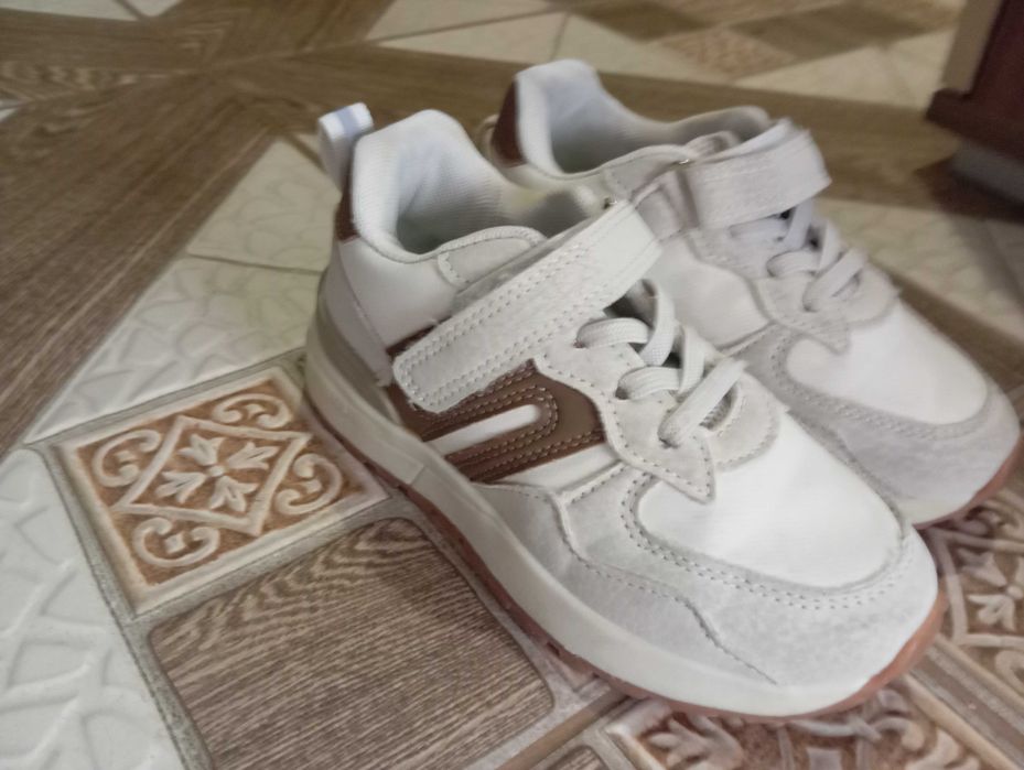 Взуття для дівчинки