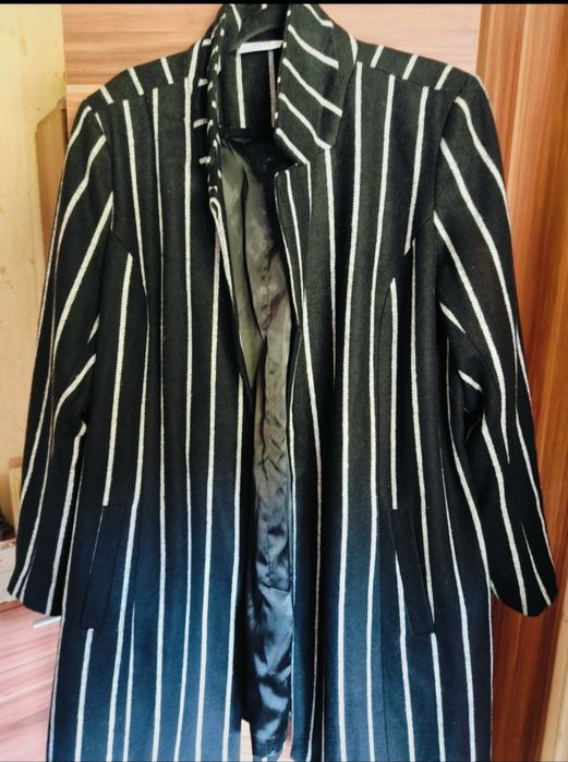 Płaszcz damski klasyczny bez zapięcia.