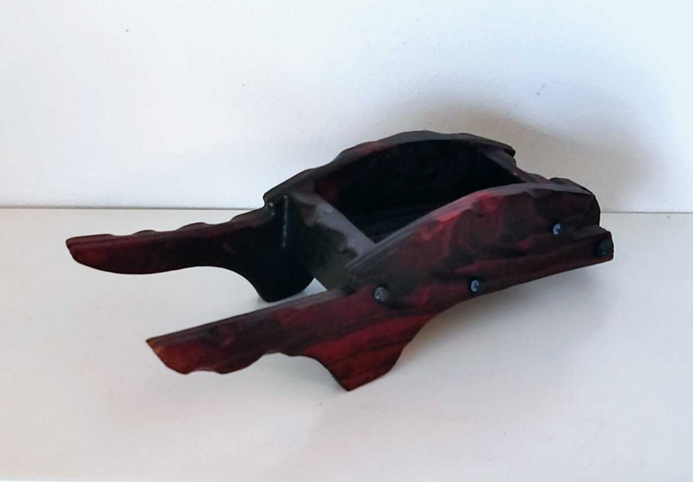 Carrinho de mão antigo em madeira à escala decorativo