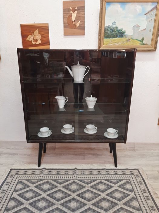 Komoda-witrynka w stylu vintage