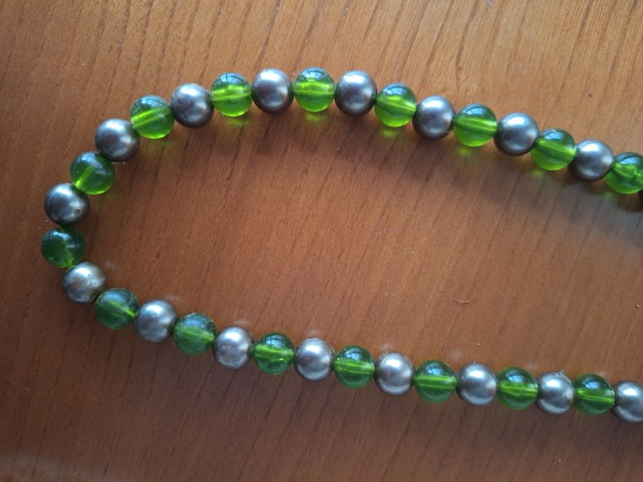 Colar com Contas Verdes e Prateadas