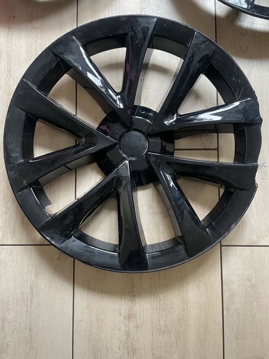 Ковпаки на дискм R18 на Tesla model 3