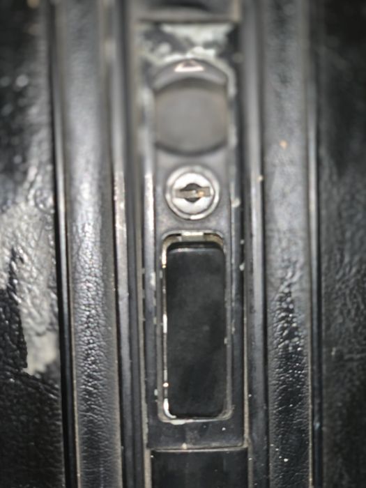 Durable suitcase. Quite old, no lock, with 2 wheels and a handle64297678487041123