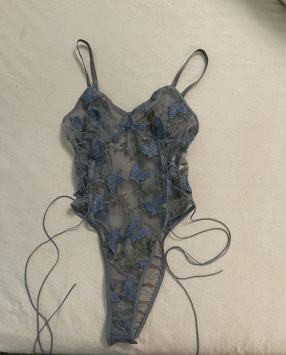 Боді з вишивкою метеликів