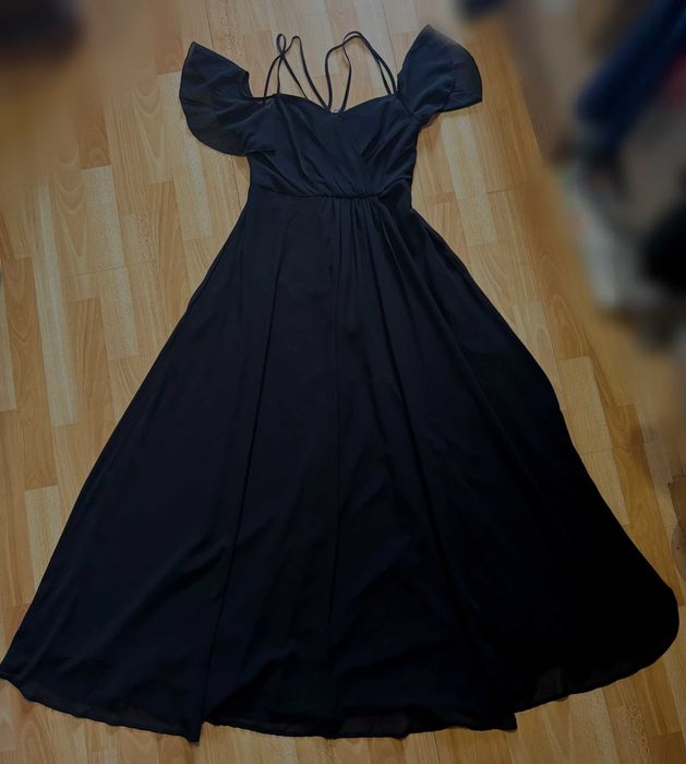Uniwersalna czarna elegancka sukienka dla każdej pani