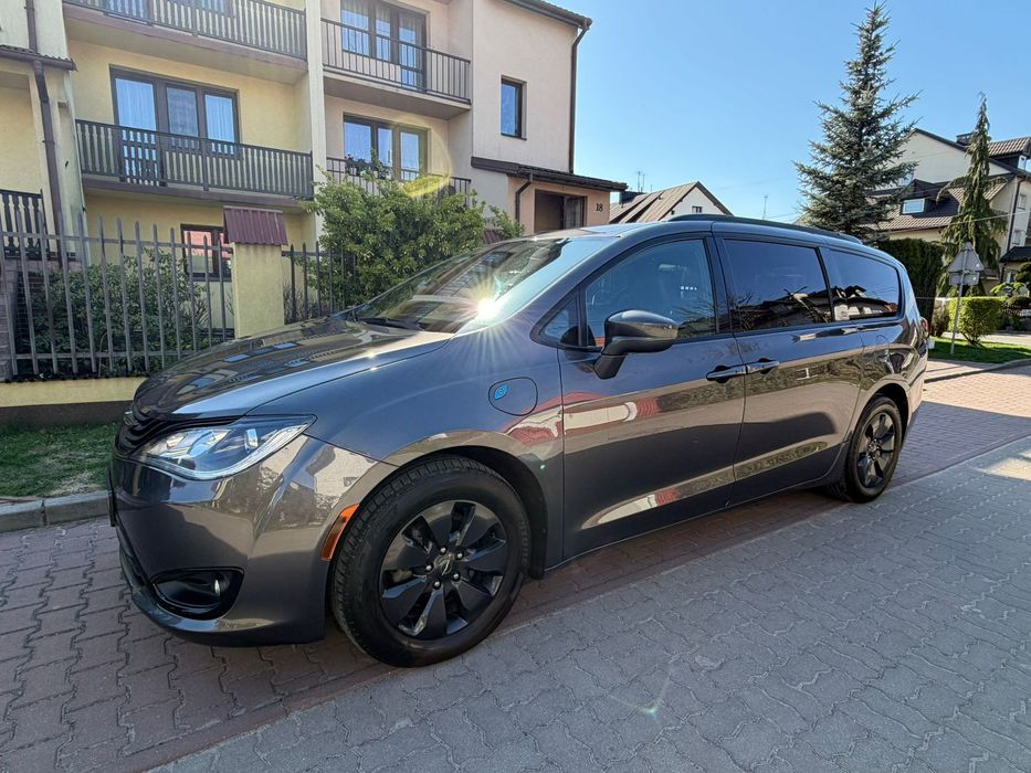 Chrysler Pacifica Chrysler Pacifica Hybrid-plugin – nowoczesny van rodzinny z 2019 roku