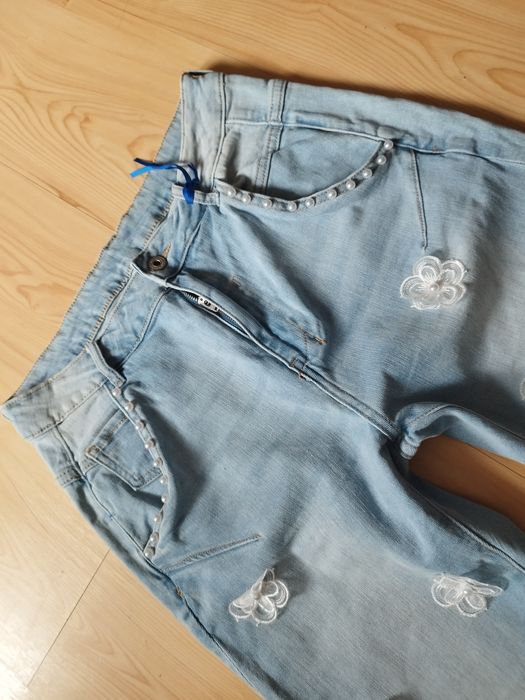 Jeansy casual z kwiatkami i perelkami M