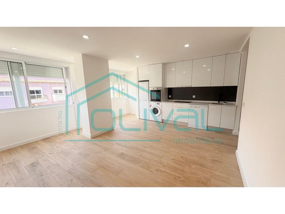 T2+1 Totalmente Remodelado com Varanda e Vista Desafogada | Forte d...